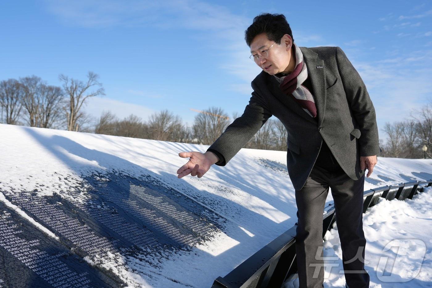 이상일 시장이 11일(현지시간) 미국 워싱턴D.C '한국전 참전용사 기념비'를 참배하고 영령들의 넋을 기렸다.(용인시 제공)