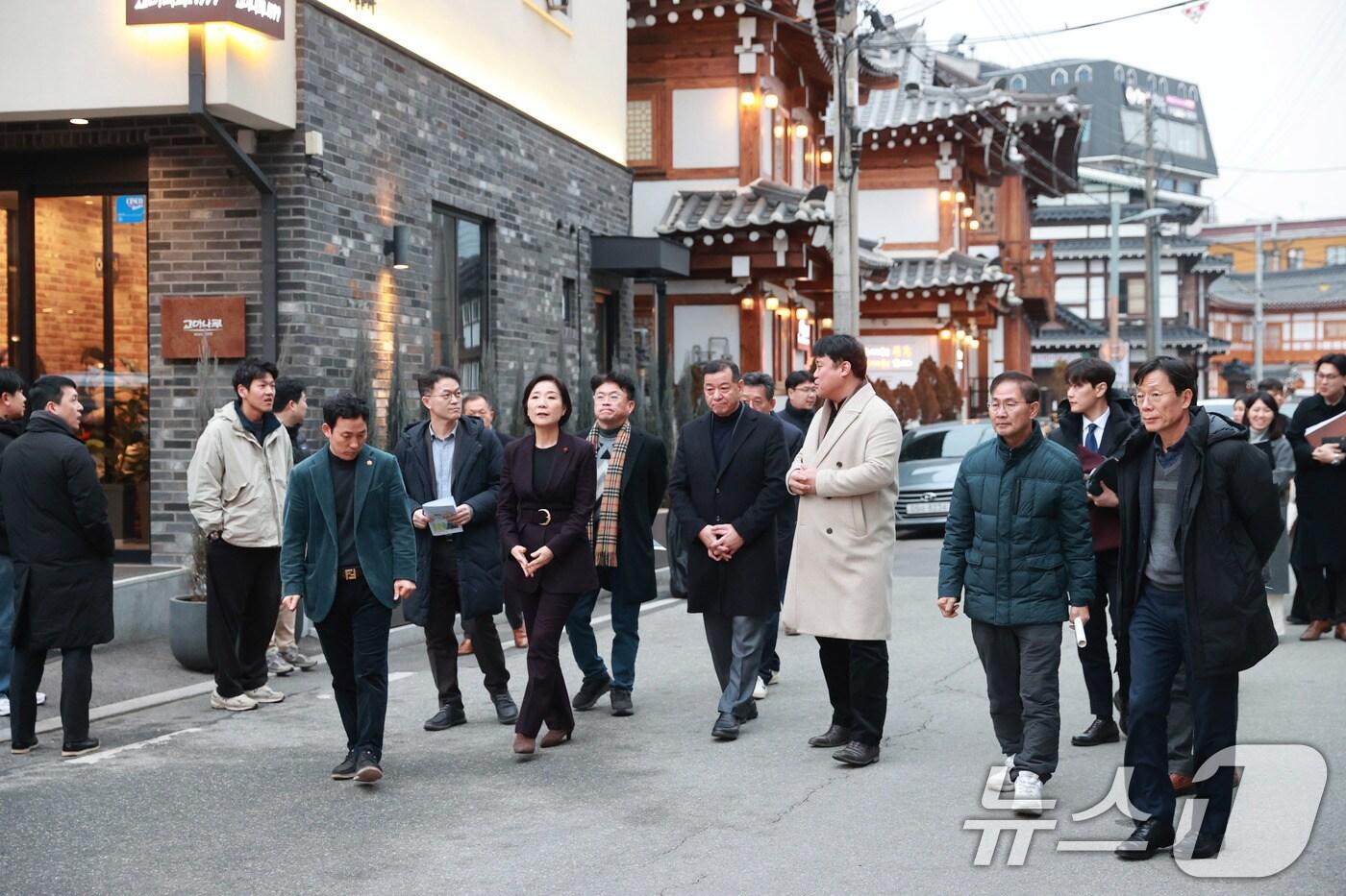 오영주 중소벤처기업부 장관이 13일 충남 공주 공산성 골목형상점가를 찾아 관계자들과 현장을 둘러보고 있다. (중소벤처기업부 제공) 2025.1.13/뉴스1