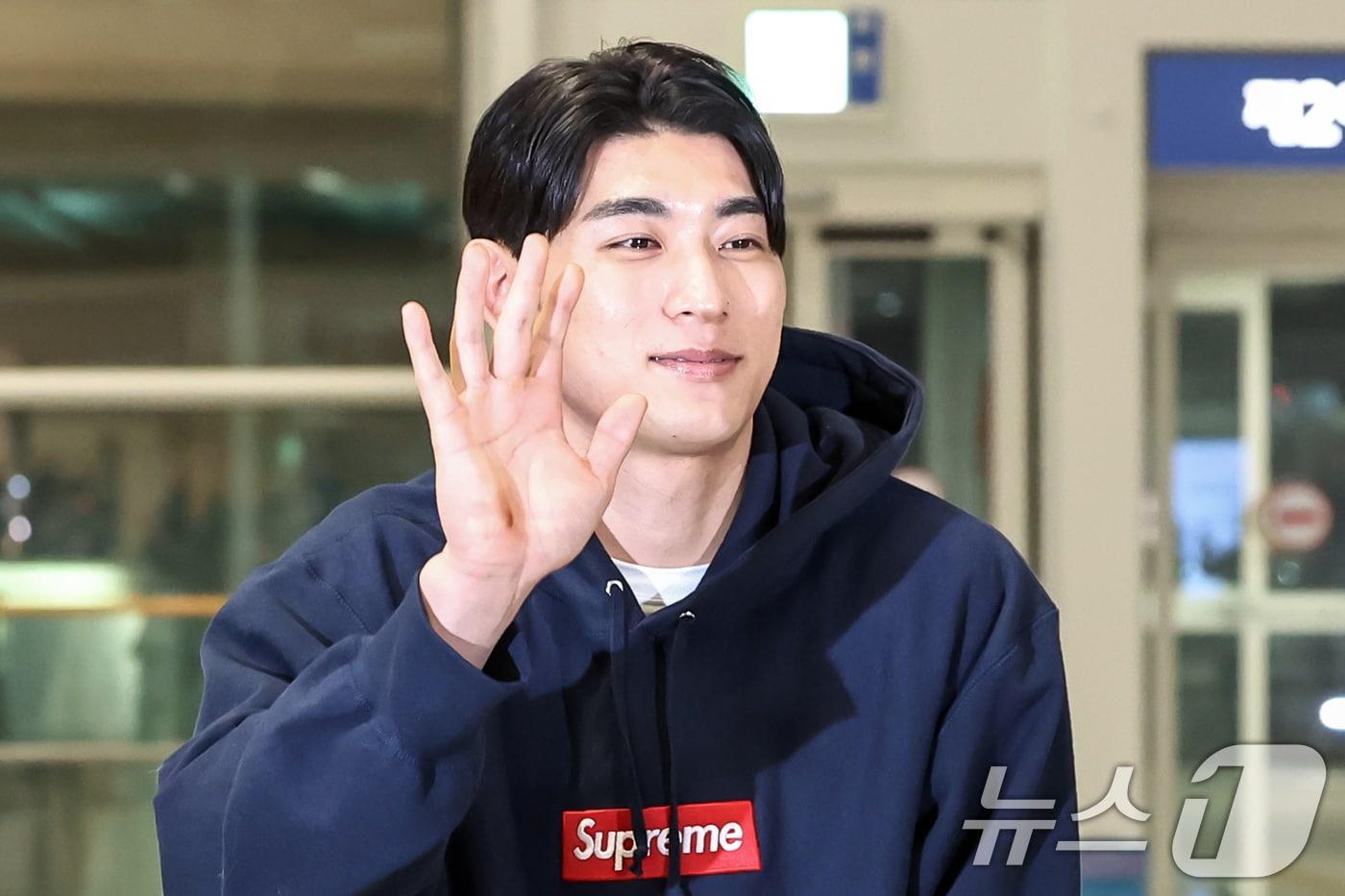 미국 메이저리그&#40;MLB&#41; 샌프란시스코 자이언츠에서 두 번째 시즌을 시작하는 이정후가 13일 오후 인천국제공항을 통해 출국하며 손을 들어 인사하고 있다. 2025.1.13/뉴스1 ⓒ News1 민경석 기자