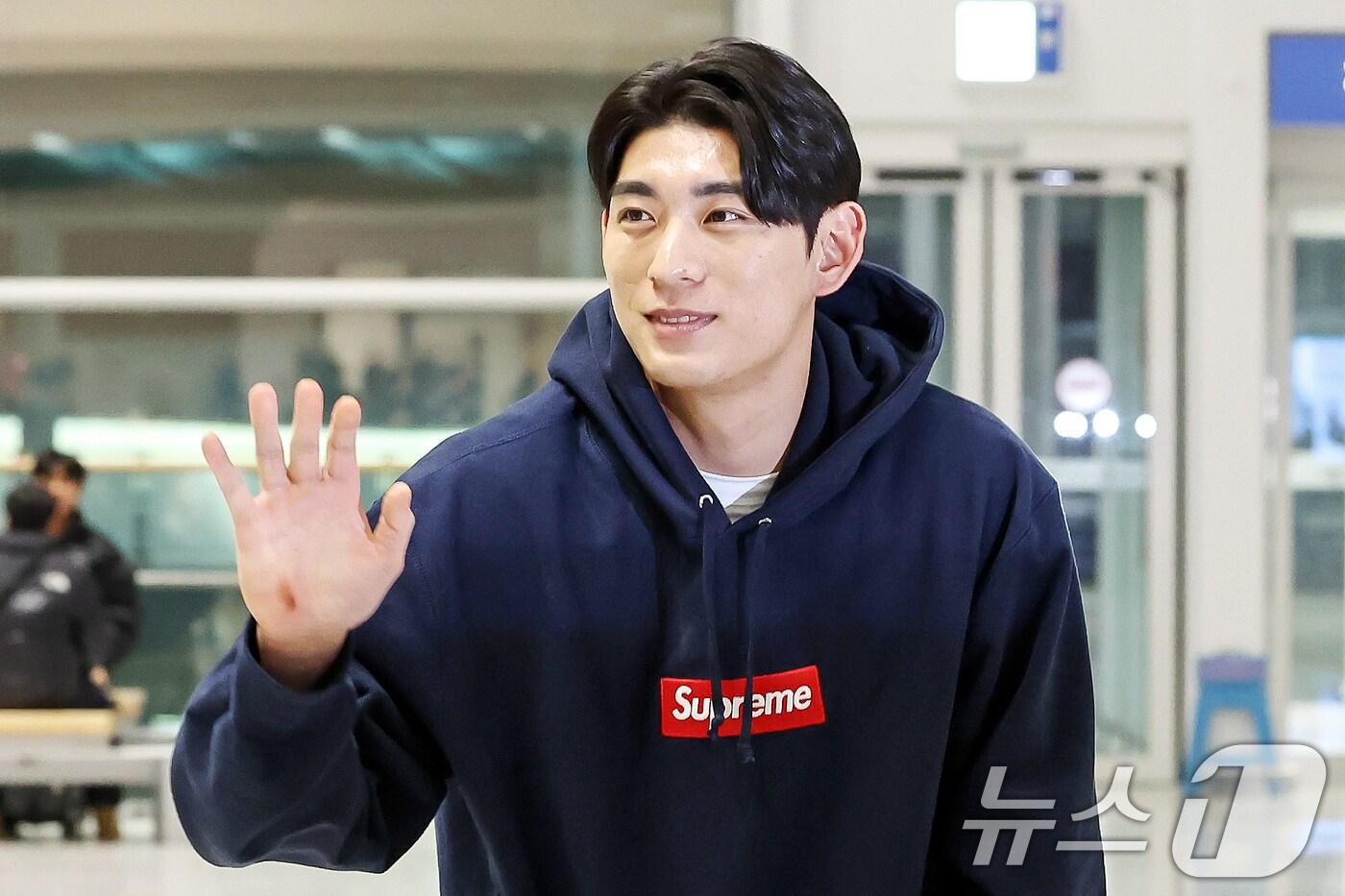 미국 메이저리그(MLB) 샌프란시스코 자이언츠에서 두 번째 시즌을 시작하는 이정후가 13일 오후 인천국제공항을 통해 출국하며 손을 들어 인사하고 있다. 2025.1.13/뉴스1 ⓒ News1 민경석 기자