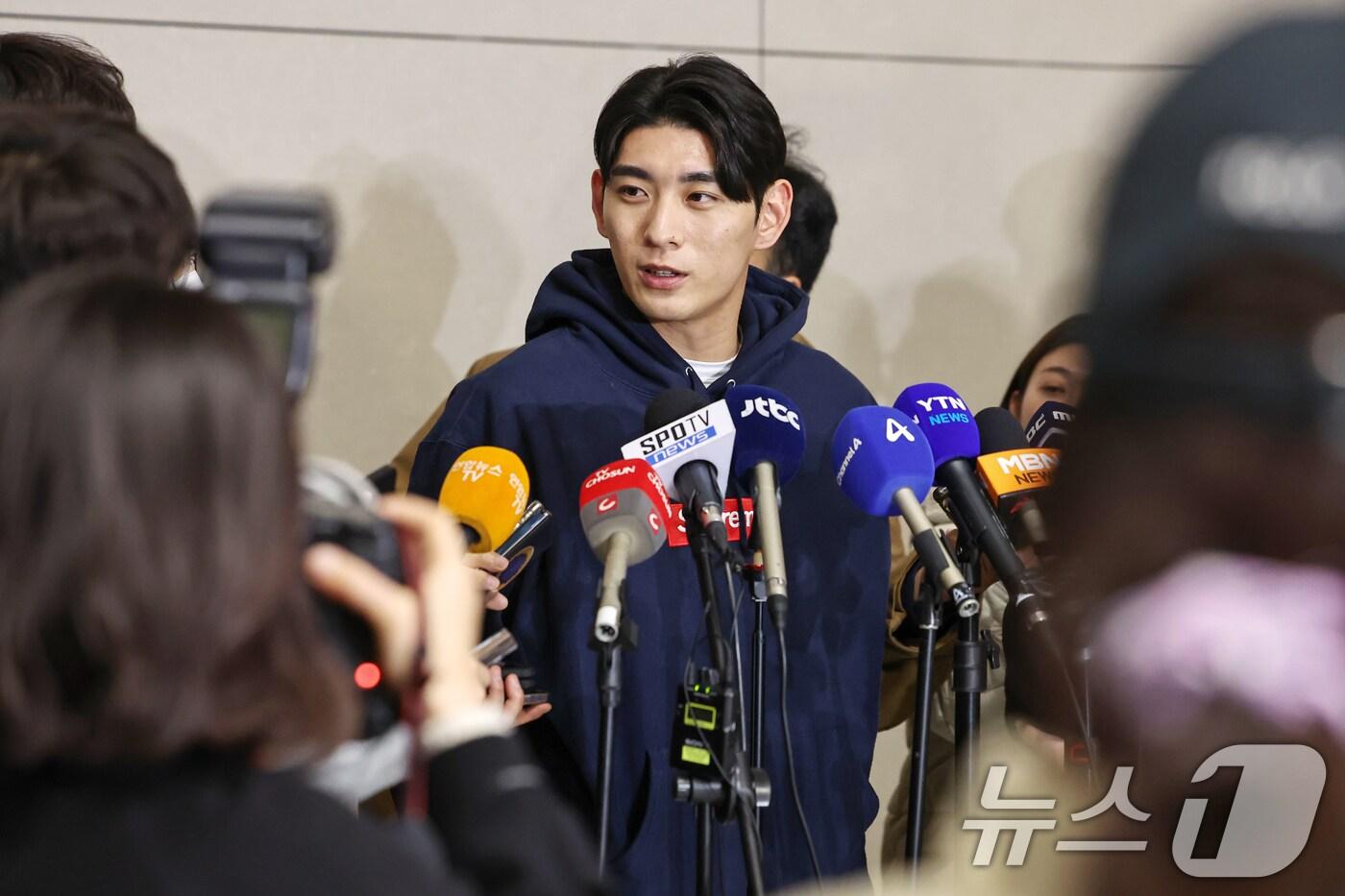 미국 메이저리그(MLB) 샌프란시스코 자이언츠에서 두 번째 시즌을 시작하는 이정후가 13일 오후 인천국제공항을 통해 출국하며 취재진의 질문에 답하고 있다. 2025.1.13/뉴스1 ⓒ News1 민경석 기자