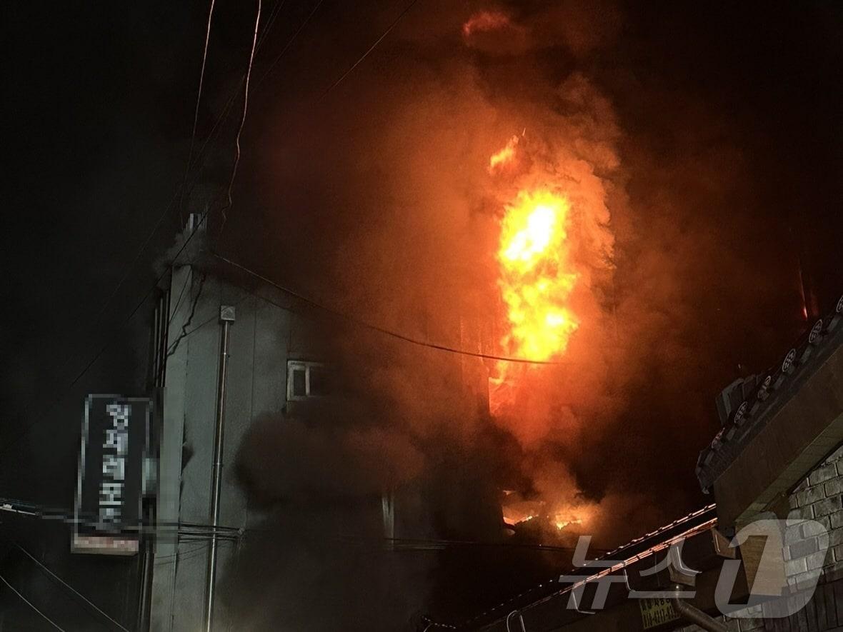 본문 이미지 - 13일 새벽 서울 동대문구 용두동 창고 건물에서 불이 난 모습. (동대문소방서 제공)