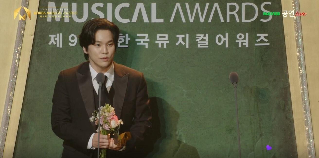 본문 이미지 - '제9회 한국뮤지컬어워즈'에서 남우주연상을 받은 홍광호.(한국뮤지컬협회/네이버TV 영상 캡처)