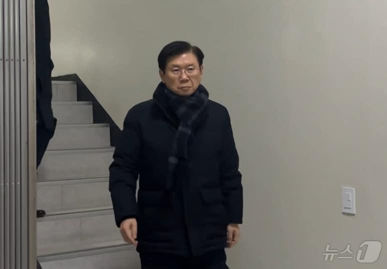 본문 이미지 - 박종준 전 대통령경호처장이 13일 밤 11시 30분쯤 조사를 받고 서울 서대문구 경찰청 국가수사본부를 나서고 있다. / 뉴스1 장시온 기자