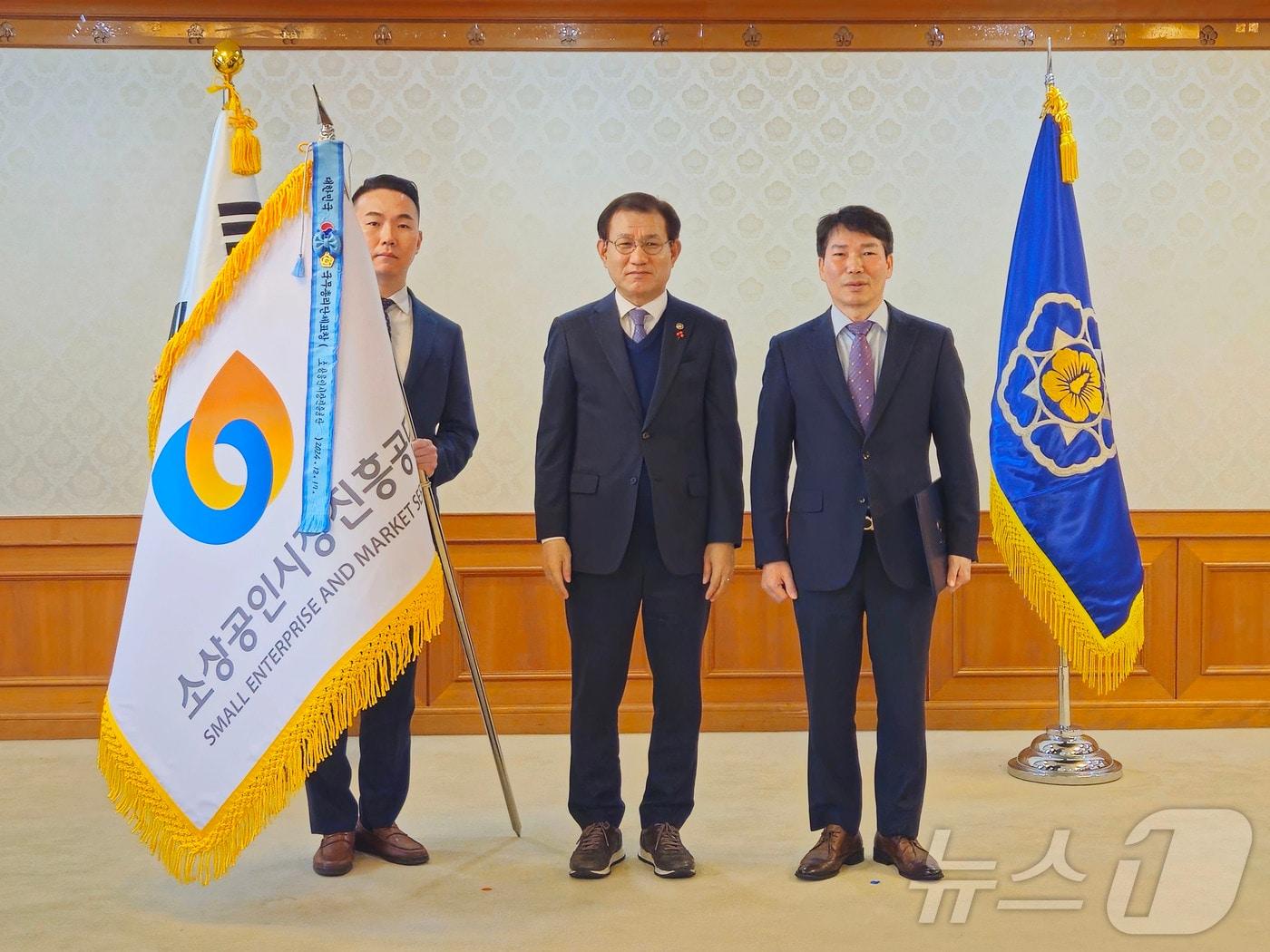 본문 이미지 - 소상공인시장진흥공단이 규제개혁 유공자 포상 시상식에서 국무총리 표창을 수상했다. 사진은 왼쪽부터 한승재 소진공 금융총괄팀장, 남형기 국무조정실 국무2차장, 권대수 소진공 부이사장.(소상공인시장진흥공단 제공)
