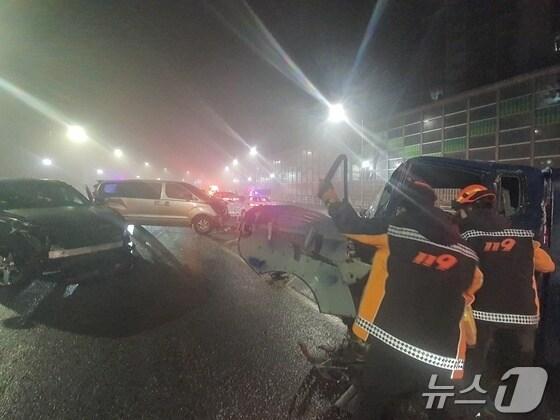 본문 이미지 - 14일 오전 김포시 통진읍에서 도로를 달리던 1톤 트럭이 미끄러지면서 다중 충돌 사고가 발생했다.(경기 김포소방서 제공)/뉴스1 ⓒ News1 이시명 기자