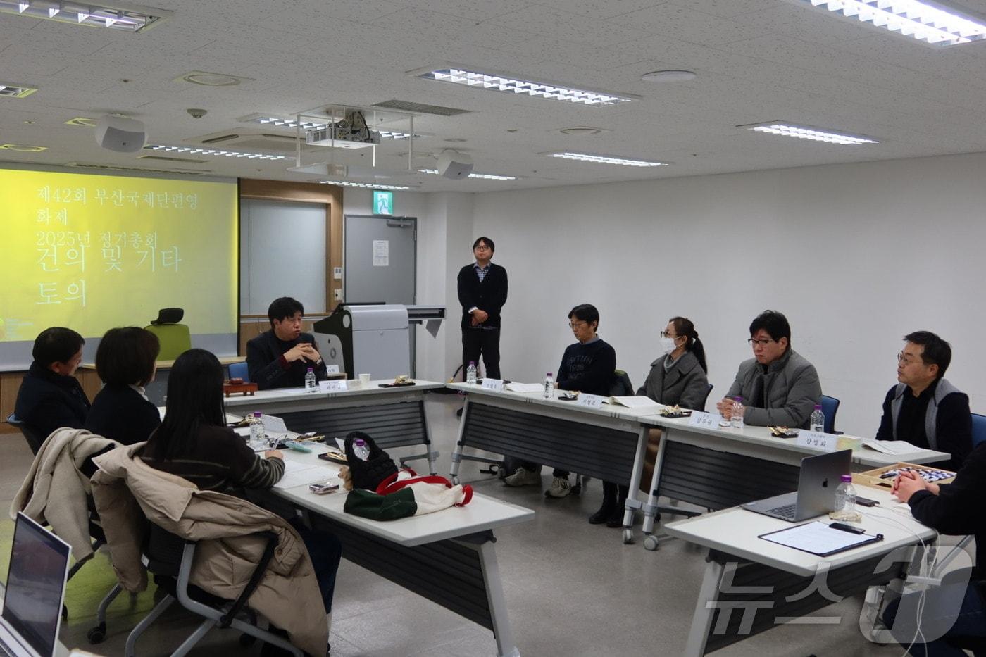 부산국제단편영화제 관계자들이 정기총회에서 행사에 관한 논의를 하고 있다.&#40;부산국제단편영화제 제공&#41;