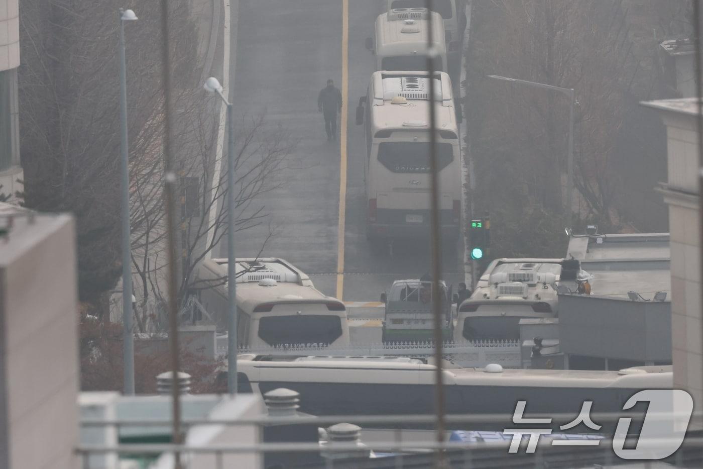 공수처와 경찰의 윤석열 대통령 2차 체포영장 집행 시도가 임박한 가운데 14일 오전 차벽이 세워진 서울 용산구 한남동 대통령 관저가 미세먼지로 희뿌연 모습을 보이고 있다. 2025.1.14/뉴스1 ⓒ News1 오대일 기자