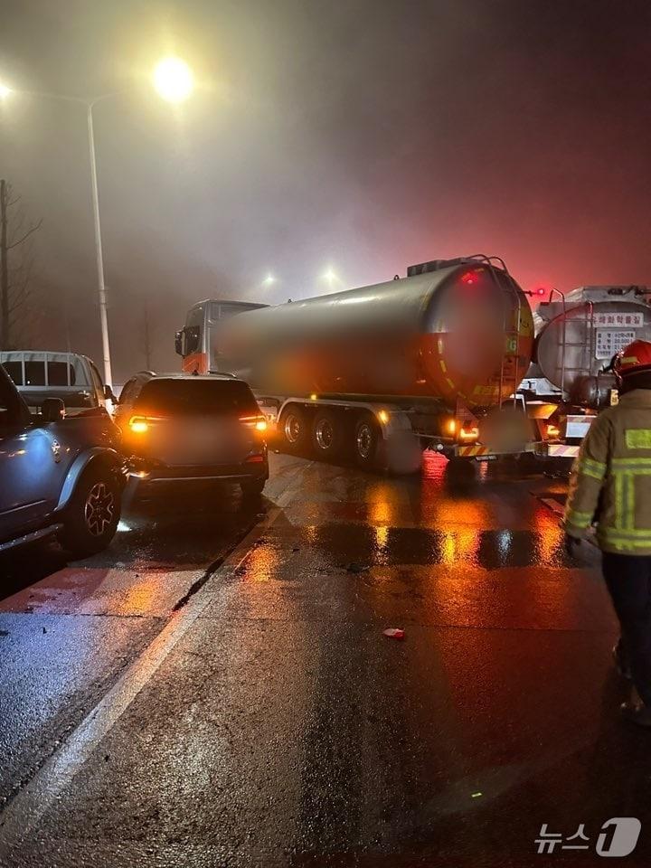 본문 이미지 - 14일 오전 경기 고양시 구산동 자유로 파주방향 구산IC 부근에서 도로 결빙&#40;블랙아이스&#41;으로 추정되는 44중 추돌사고가 발생해 관계 당국이 수습하고 있다. &#40;일산소방서 제공&#41; 2025.1.14/뉴스1