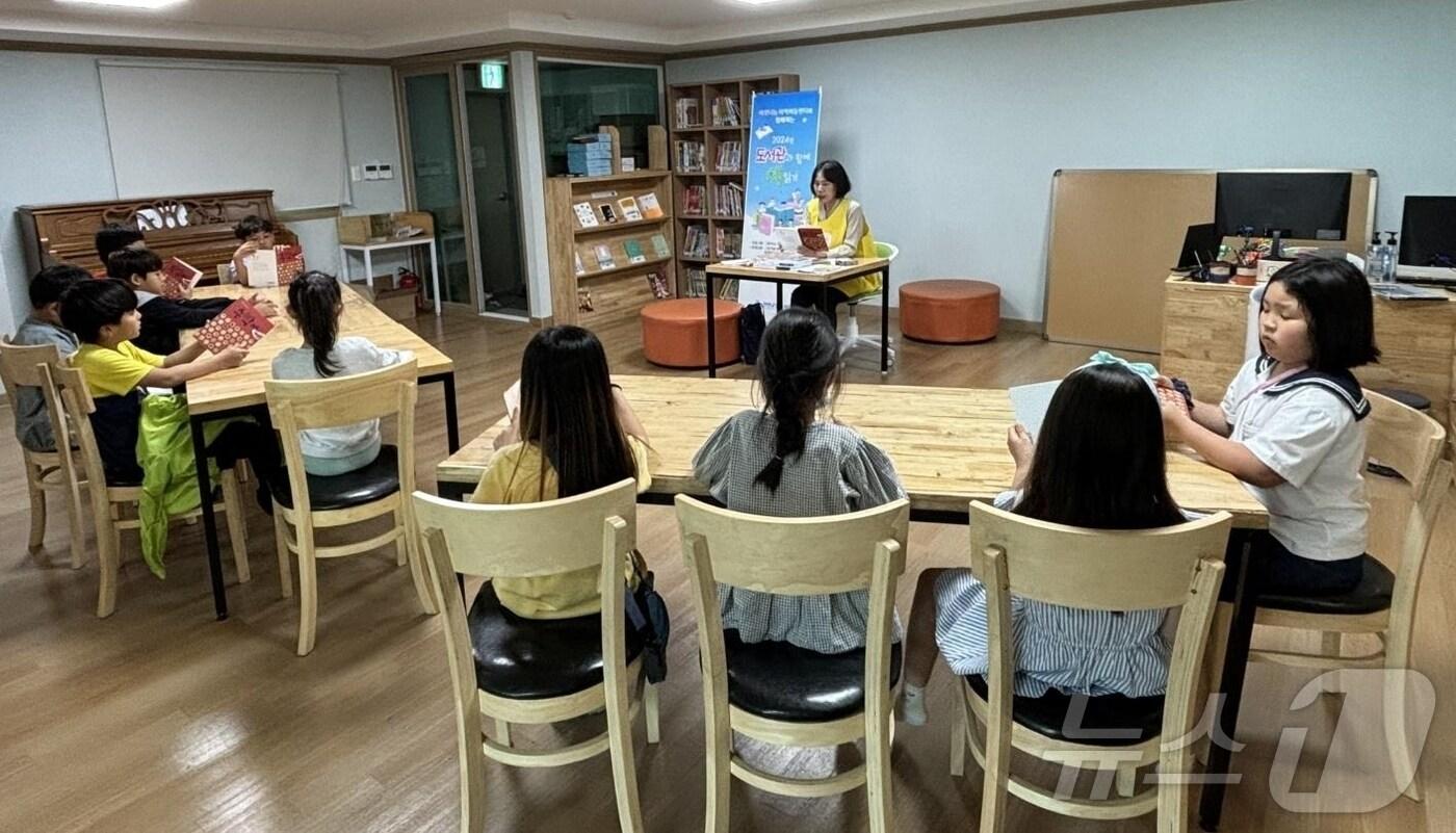 충북 진천군 책 읽기 사업 운영 모습.(진천군 제공)/뉴스1