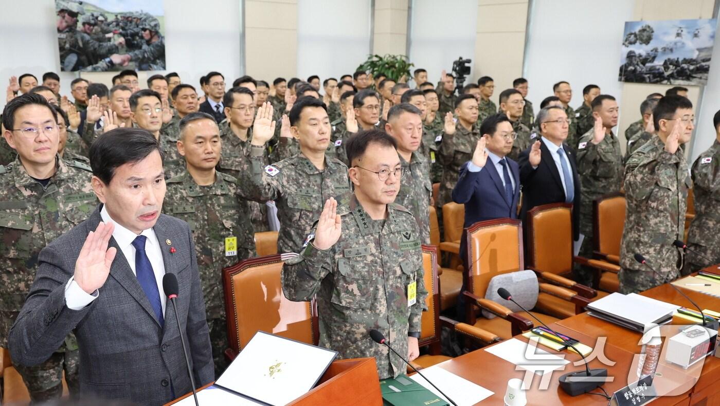 김선호 국방부 장관 직무대행을 비롯한 증인들이 14일 오전 서울 여의도 국회에서 열린 윤석열 정부의 비상계엄 선포를 통한 내란 혐의 진상규명 국정조사특별위원회에서 선서하고 있다. 2025.1.14/뉴스1 ⓒ News1 이재명 기자