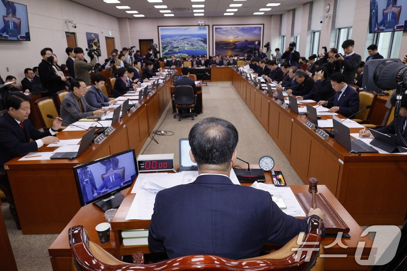 맹성규 국회 국토교통위원회 위원장이 14일 서울 여의도 국회에서 열린 국토위 전체회의에서 국정감사에 불출석한 ‘관저 불법증축‘ 김태영 21그램 대표 고발을 의결하고 있다. 2025.1.14/뉴스1 ⓒ News1 안은나 기자