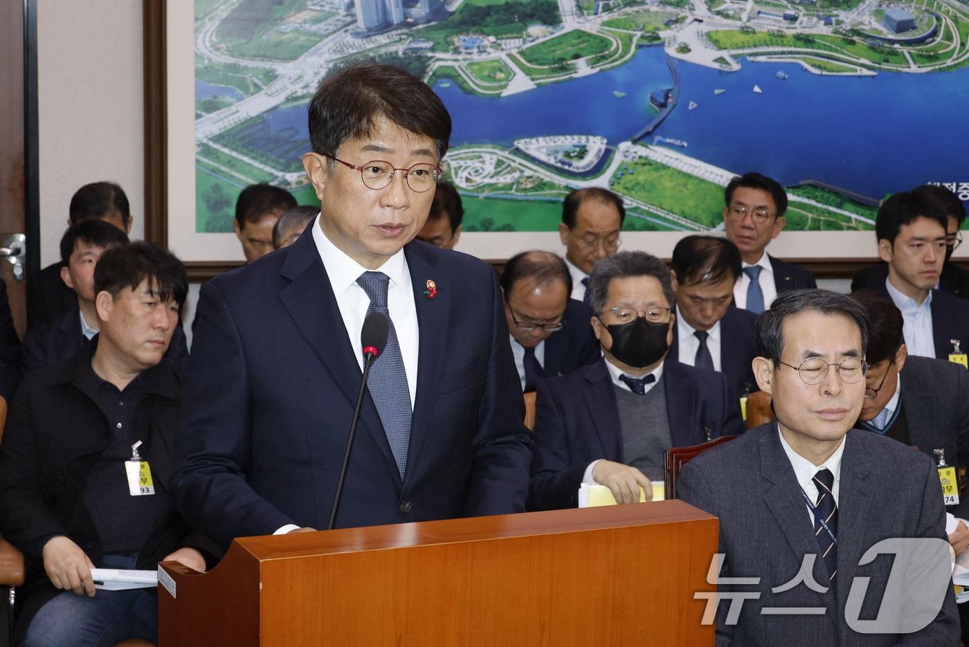 본문 이미지 - 박상우 국토교통부 장관이 14일 서울 여의도 국회에서 열린 국토교통위원회 전체회의에 출석해 12·29 여객기 참사 관련 현안보고를 하고 있다. 2025.1.14/뉴스1 ⓒ News1 안은나 기자