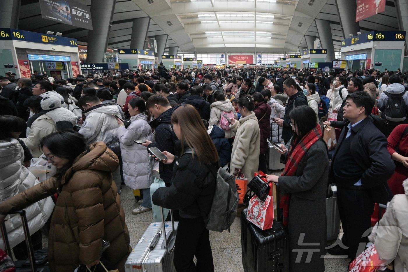 본문 이미지 - 2024년 음력설 '춘제'인 2월 17일 베이징남역에서 사람들이 기차를 타기 위해 줄을 서고 있다. 2025.01.14 ⓒ AFP=뉴스1 ⓒ News1 정은지 특파원