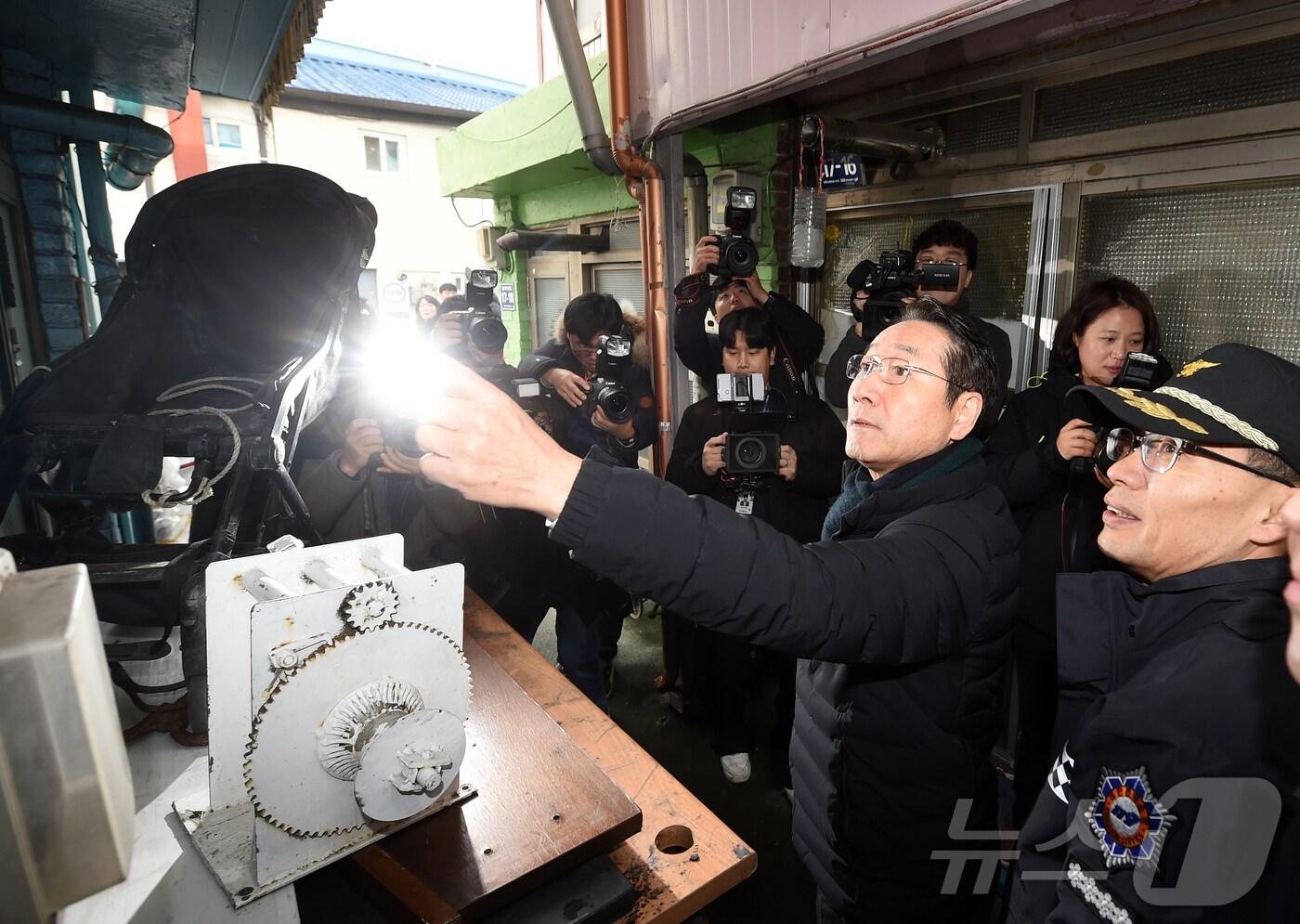 유정복 인천광역시장이 14일 개항동 쪽방촌에서 동절기 안전점검을 하고 있다.&#40;인천시 제공&#41;2025.1.14/뉴스1 ⓒ News1 정진욱 기자