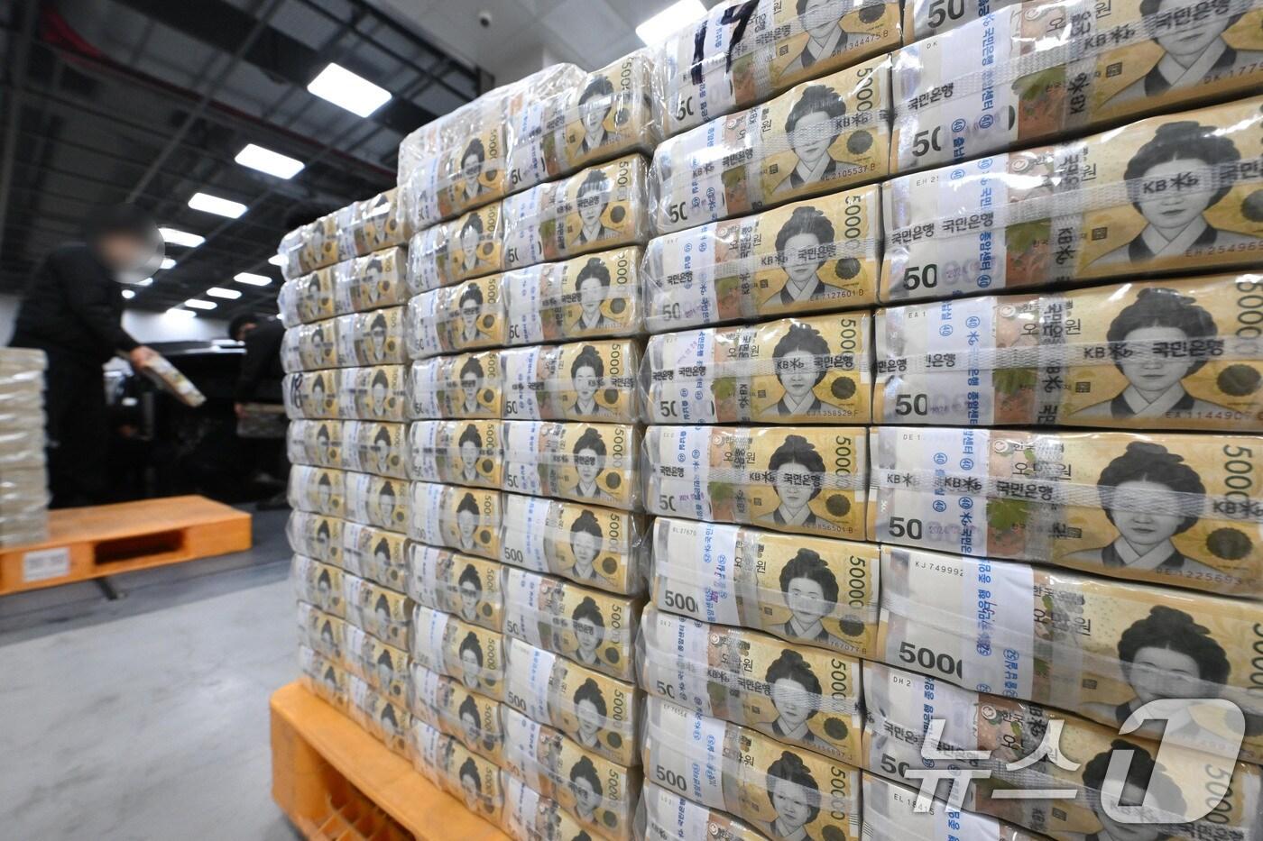 설 명절을 앞둔 지난 1월 14일 서울 중구 한국은행 본점에서 현금 운송업체 관계자들이 시중은행에 공급될 설 자금 방출 작업을 하고 있는 모습. (사진은 기사 내용과 무관함)  ⓒ News1 사진공동취재단