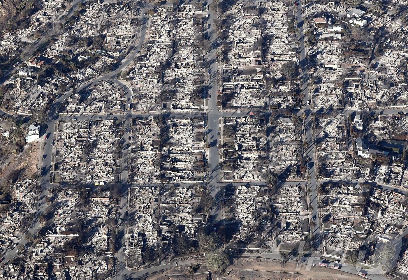 13일 (현지시간) 팰리세이즈 파이어가 휩쓸고 간 캘리포니아주 로스앤젤레스 인근 퍼시픽 팰리세이즈에서 불에 탄 주택과 차량이 보인다. 2025.01.14 ⓒ AFP=뉴스1 ⓒ News1 우동명 기자