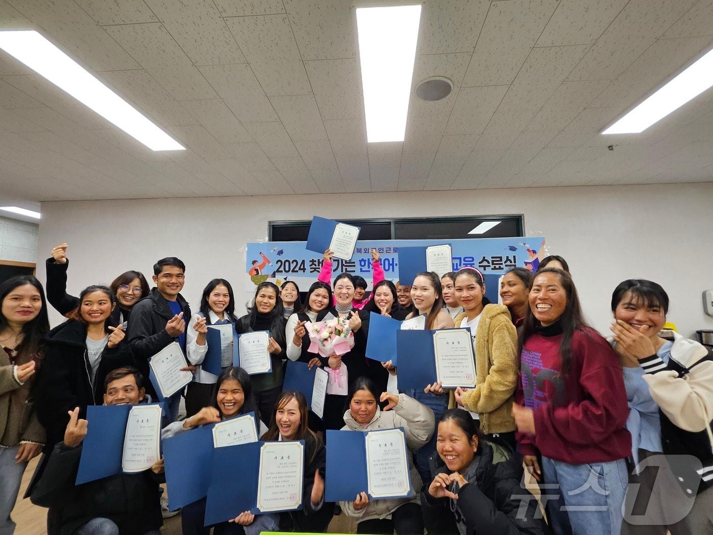 본문 이미지 - 전북외국인근로자지원센터의 찾아가는 한국어·직무 교육 수료자들이 기념 촬영을 하고 있다.(전북외국인근로자지원센터 제공)/뉴스1 