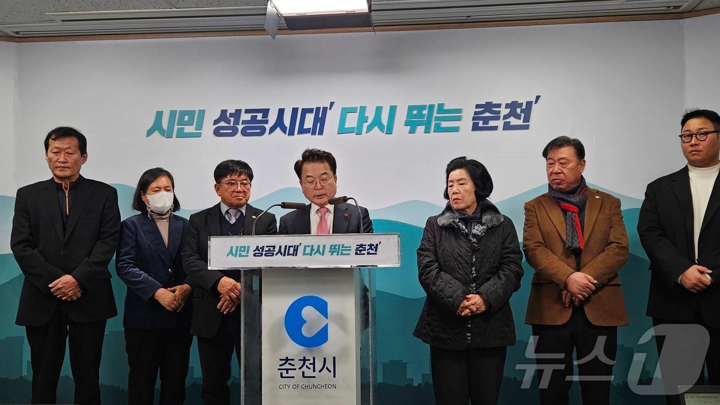 육동한 춘천시장(사진 가운데)이 14일 시청 브리핑룸에서 기자회견을 열고 제2차 민생 경제 안정 대책을 설명하고 있다. 2025.1.14 한귀섭 기자