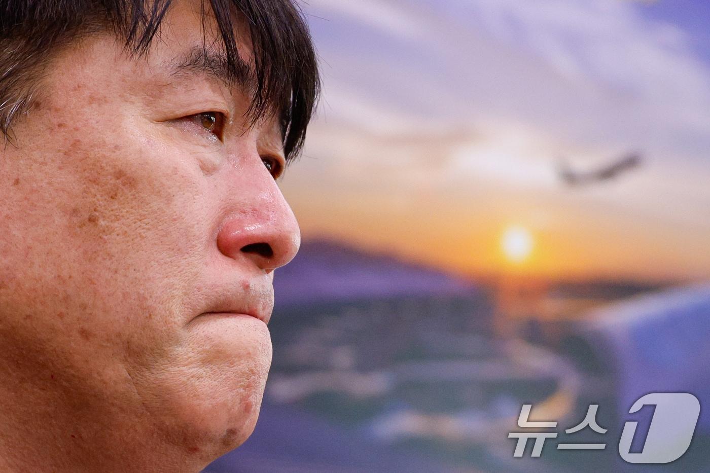 박한신 제주항공 참사 유족 대표가 14일 서울 여의도 국회에서 열린 국토교통위원회 전체회의에 출석해 12·29 여객기 참사 관련 현안보고에서 유가족의 입장을 밝히며 눈물을 훔치고 있다. 2025.1.14/뉴스1 ⓒ News1 안은나 기자