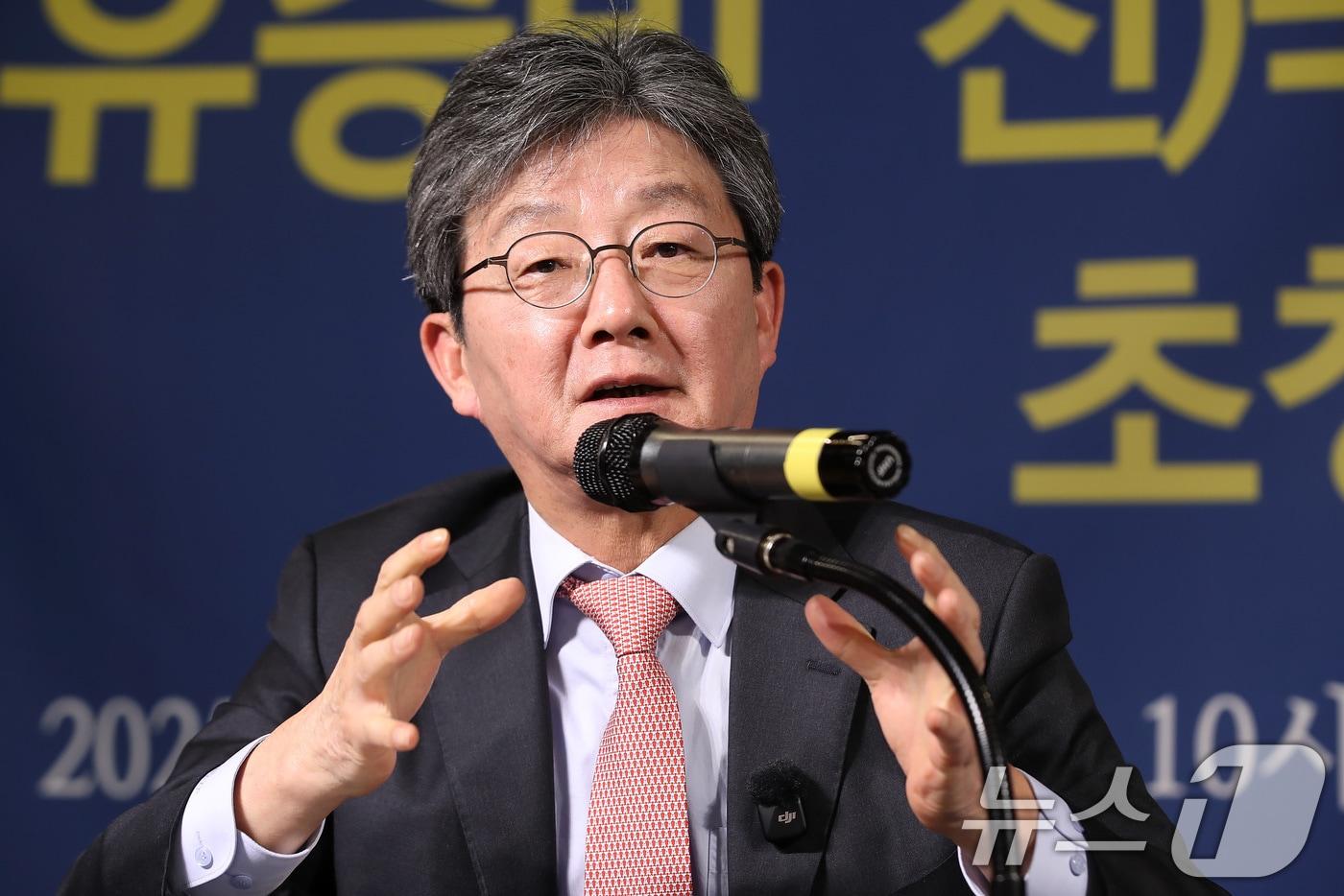 유승민 전 국민의힘 의원이 대구 남구 이천동 대구아트파크에서 열린 아시아포럼21 초청토론회에 참석해 취재진 질의에 답하고 있다. 2025.1.14/뉴스1 ⓒ News1 공정식 기자