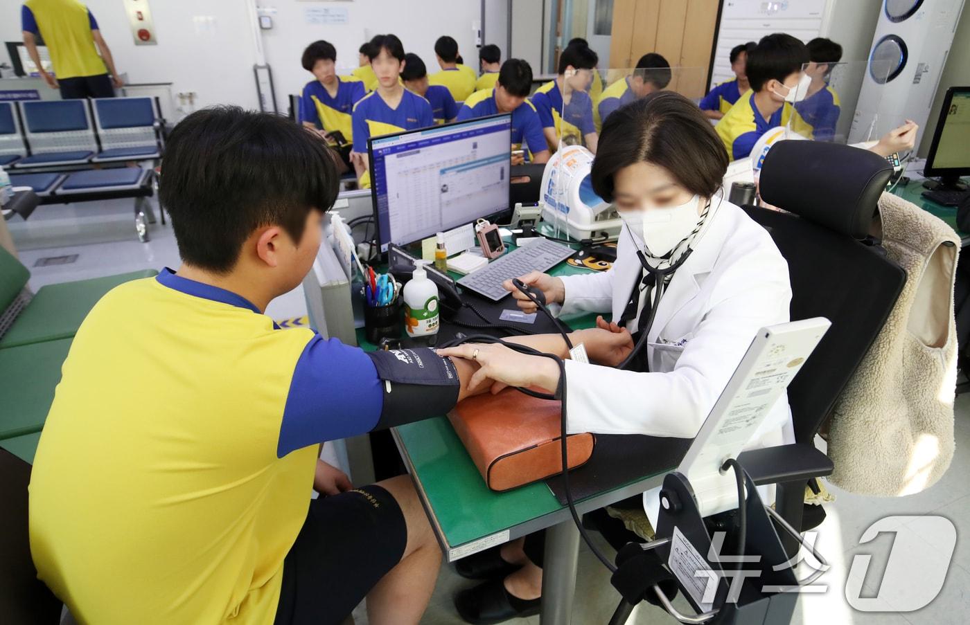 14일 부산 수영구 부산울산지방병무청에서 병역판정검사가 실시된 가운데 입영대상자가 현역대상자들이 신체검사를 받고 있다. 2025.1.14/뉴스1 ⓒ News1 윤일지 기자