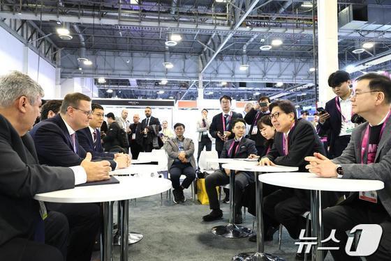 본문 이미지 - 박형준 부산시장이 CES 2025에서 외국 기업 관계자들과 간담회를 하고 있다&#40;부산시청 제공&#41;
