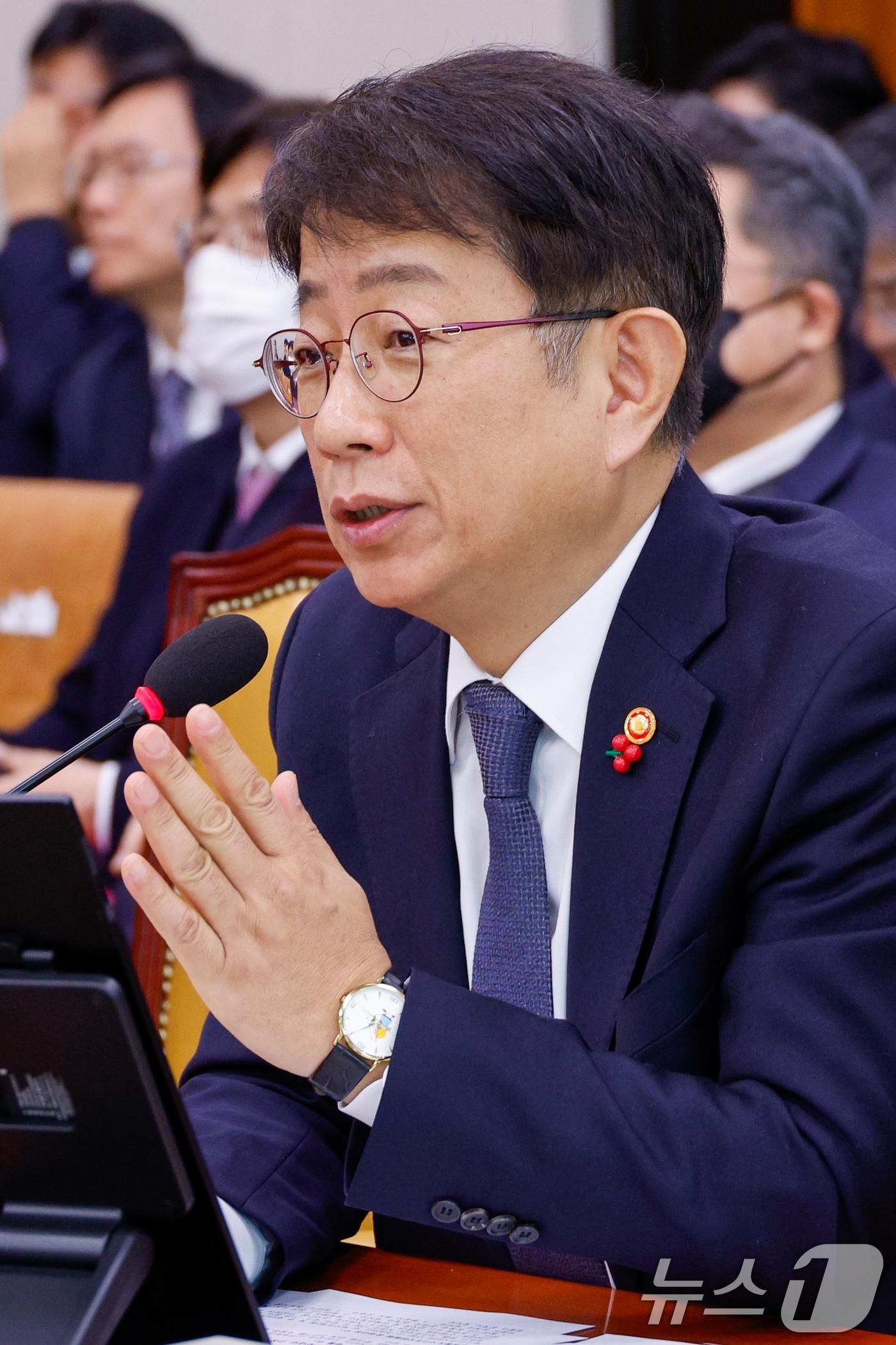 본문 이미지 - 박상우 국토교통부 장관이 14일 서울 여의도 국회에서 열린 국토교통위원회 전체회의에 출석해 12·29 여객기 참사 관련 현안 질의에 답하고 있다. 2025.1.14/뉴스1 ⓒ News1 안은나 기자