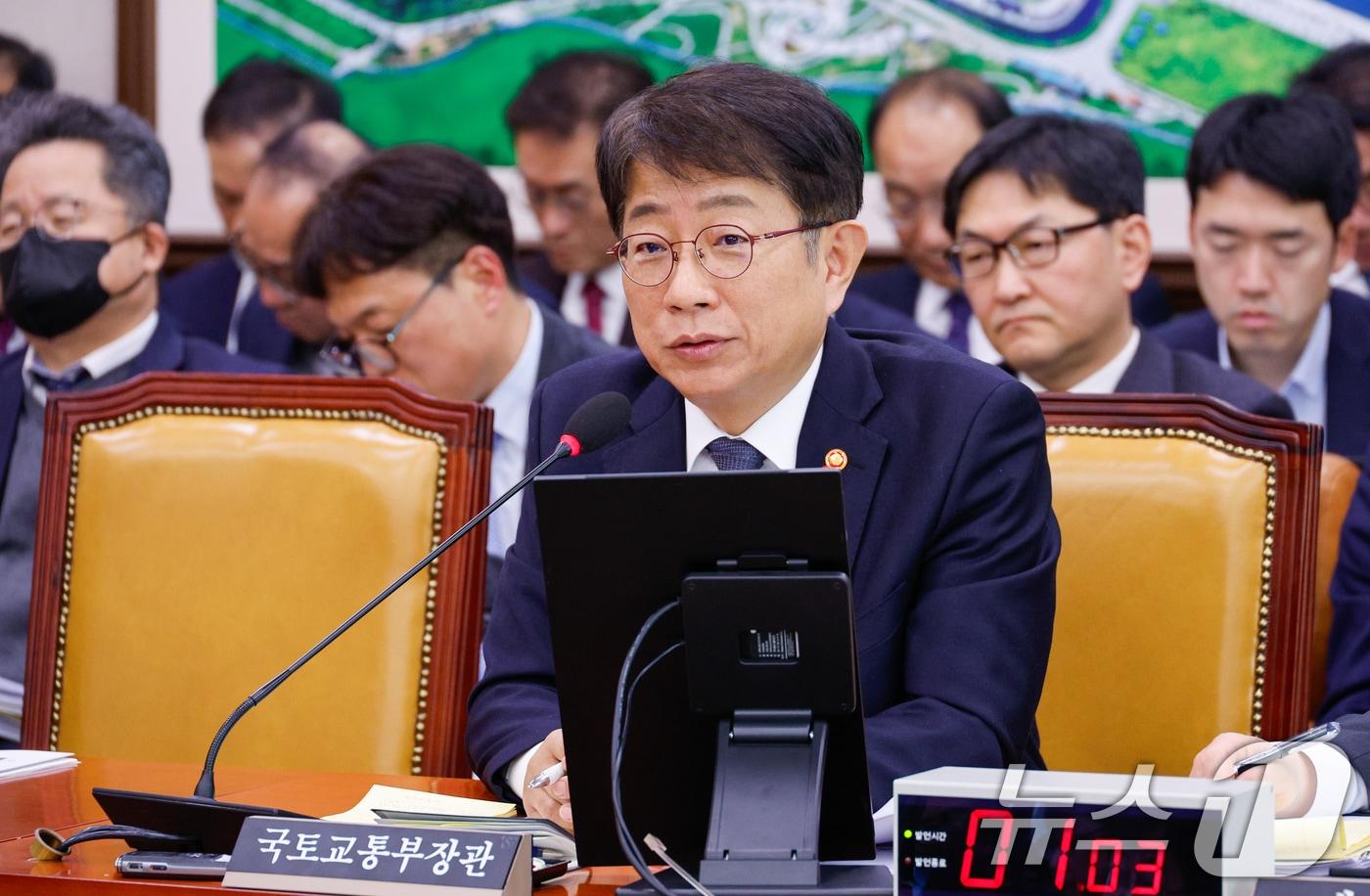 박상우 국토교통부 장관이 14일 서울 여의도 국회에서 열린 국토교통위원회 전체회의에 출석해 12·29 여객기 참사 관련 현안 질의에 답하고 있다. 2025.1.14/뉴스1 ⓒ News1 안은나 기자