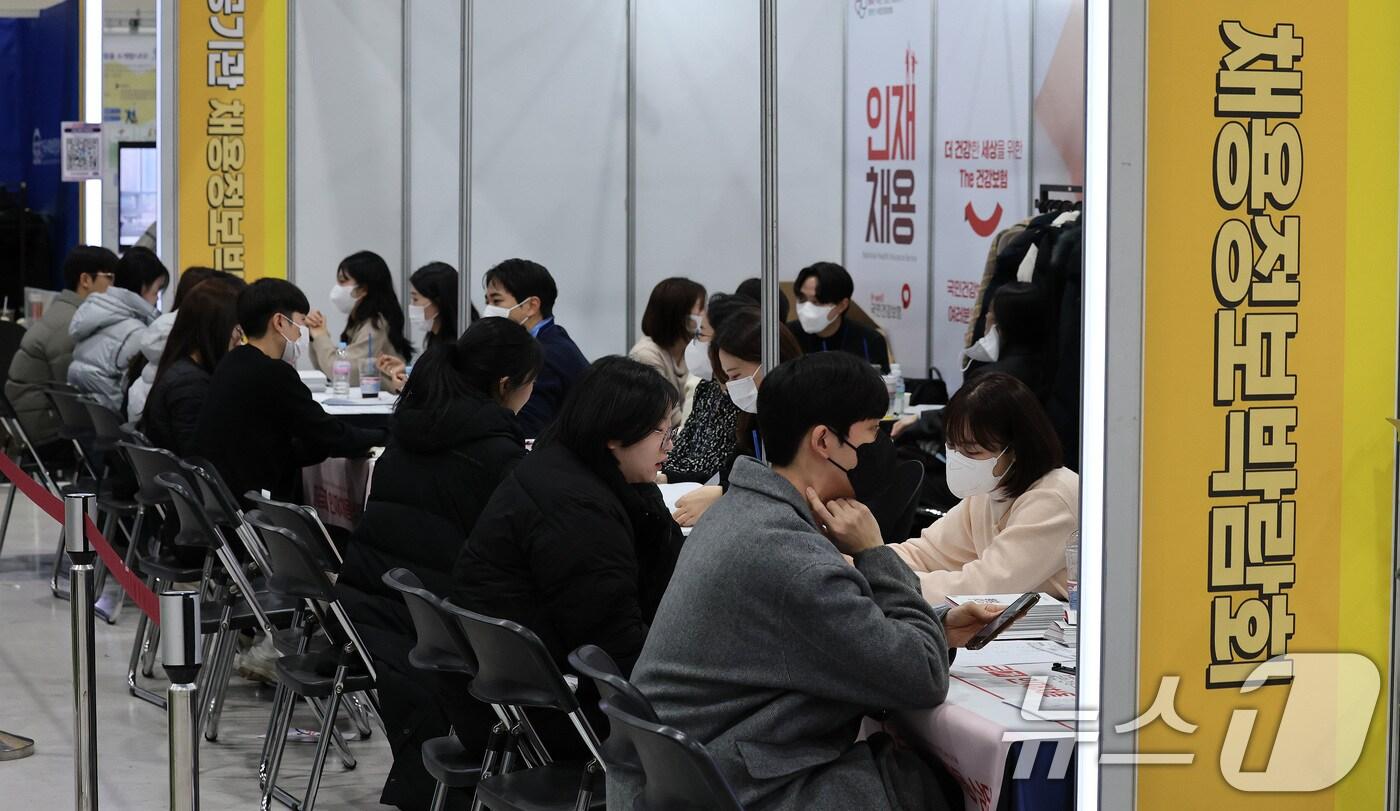 서울 서초구 양재 aT센터에서 열린 2025 공공기관 채용박람회에서 구직자들이 구직상담을 받고 있다. 2025.1.14/뉴스1 ⓒ News1 임세영 기자