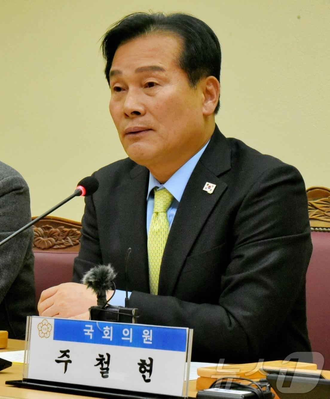 본문 이미지 - 주철현 더불어민주당 의원&#40;전남 여수시갑&#41;이 14일 오전 여수시의회 소회의실에서 열린 신년 언론인 간담회에서 발언을 하고 있다.2025.1.14/뉴스1 ⓒ News1