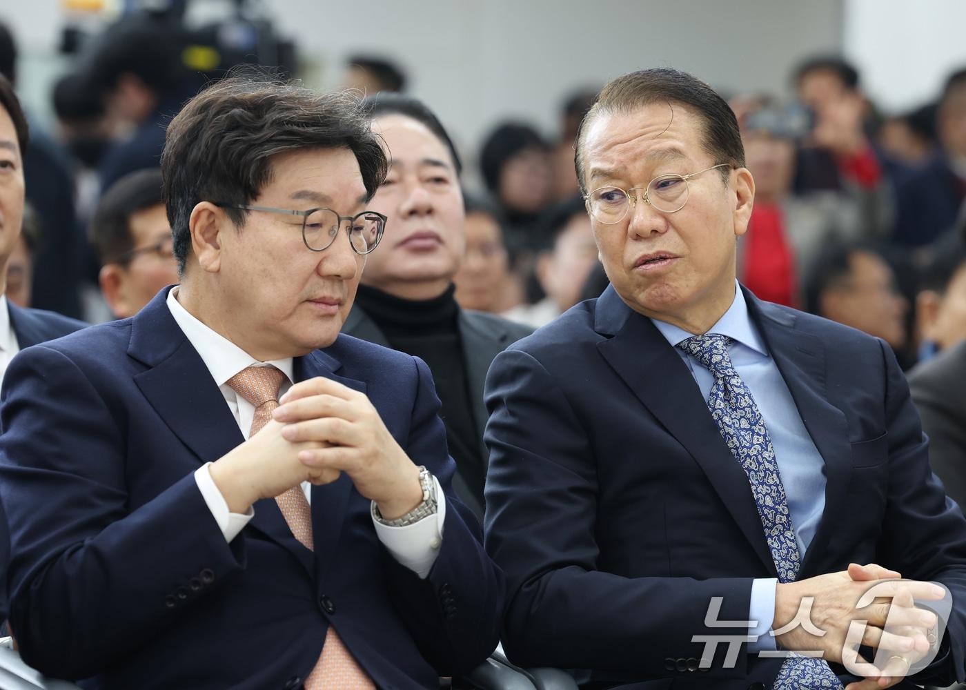 본문 이미지 - 권성동 국민의힘 원내대표(왼쪽부터)와 권영세 국민의힘 비상대책위원장이 14일 오전 경기 수원시 장안구 국민의힘 경기도당에서 열린 '2025 경기도당 신년 인사회'에서 이야기를 나누고 있다. 2025.1.14/뉴스1 ⓒ News1 김영운 기자