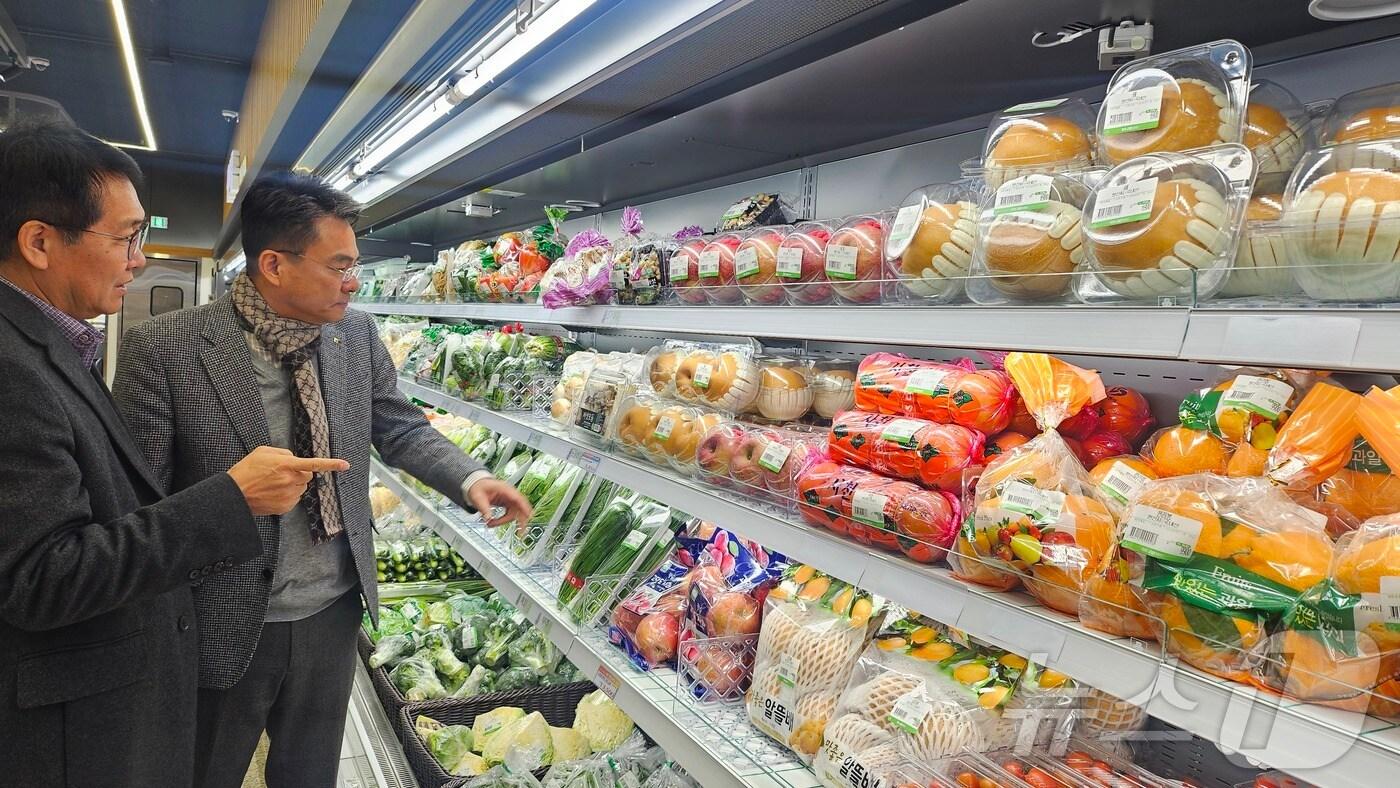 본문 이미지 - 김경록 농협 강원본부장은 14일 춘천 남산농협 하나로마트를 방문해 농축산물에 대한 식품안전관리 점검 및 제수용품 수요증가 대비 등을 위한 현장경영을 펼쳤다.(농협 강원본부 제공)/뉴스1