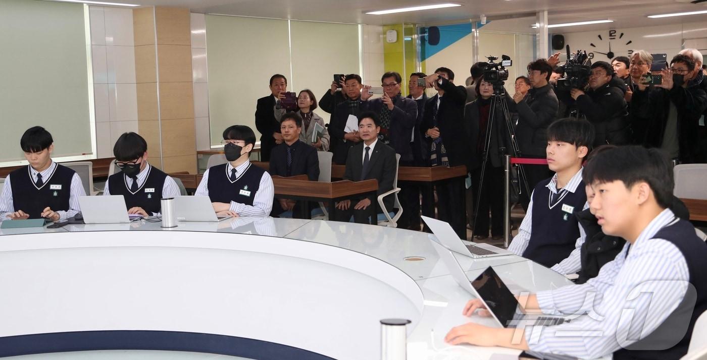 목포고등학교 미래교실에서 목포고-나주고등학교 간 온라인 공동 협력 수업이 진행되고 있다.(전남교육청 제공)/뉴스1 