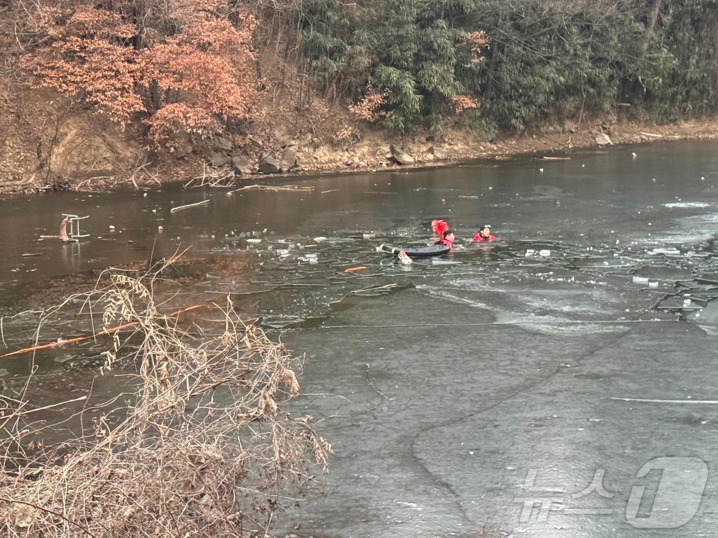본문 이미지 - 지난 13일 오후 5시19분쯤 대구 달성군 서재리에 있는 한 저수지에서 중학생들이 빠져 구조당국이 구조 활동을 진행하고 있다.(대구소방안전본부 제공)