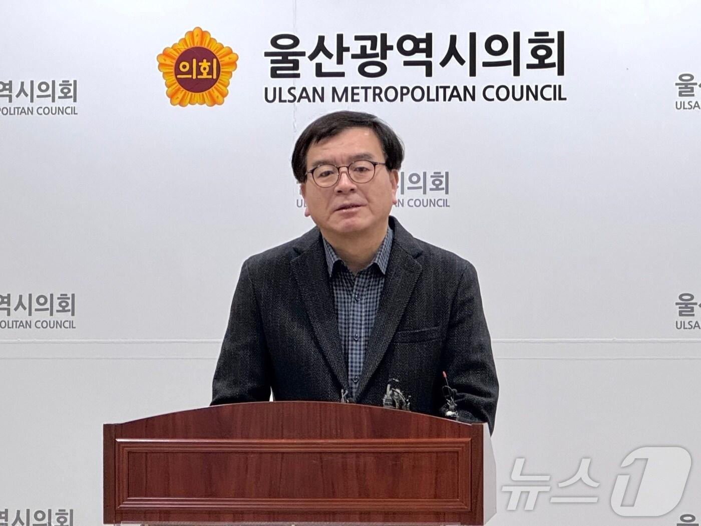 본문 이미지 - 홍성우 울산시의회 국민의힘 원내대표가 14일 오전 시의회 프레스센터에서 기자회견을 열고 “저의 잘못된 행동으로 심려를 끼쳐드린 점 깊이 사과드린다”며 고개를 숙였다.2024.1.14./뉴스1 김세은 기자