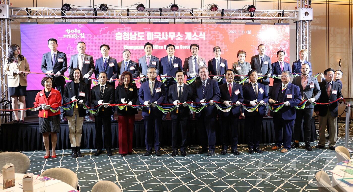 14일(현지 시각) 미국 콘래드로스엔젤레스호텔에서 열린 충남도 미국사무소 개소식에서 참석자들이 테이프커팅식을 하고 있다.(충남도 제공)/뉴스1