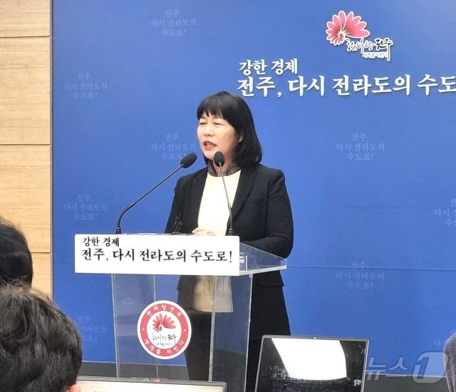 본문 이미지 - 노은영 전주시 문화체육관광국장이 14일 신년브리핑을 갖고, 올해 4대 추진방향에 대해 설명하고 있다.&#40;전주시 제공&#41;/뉴스1