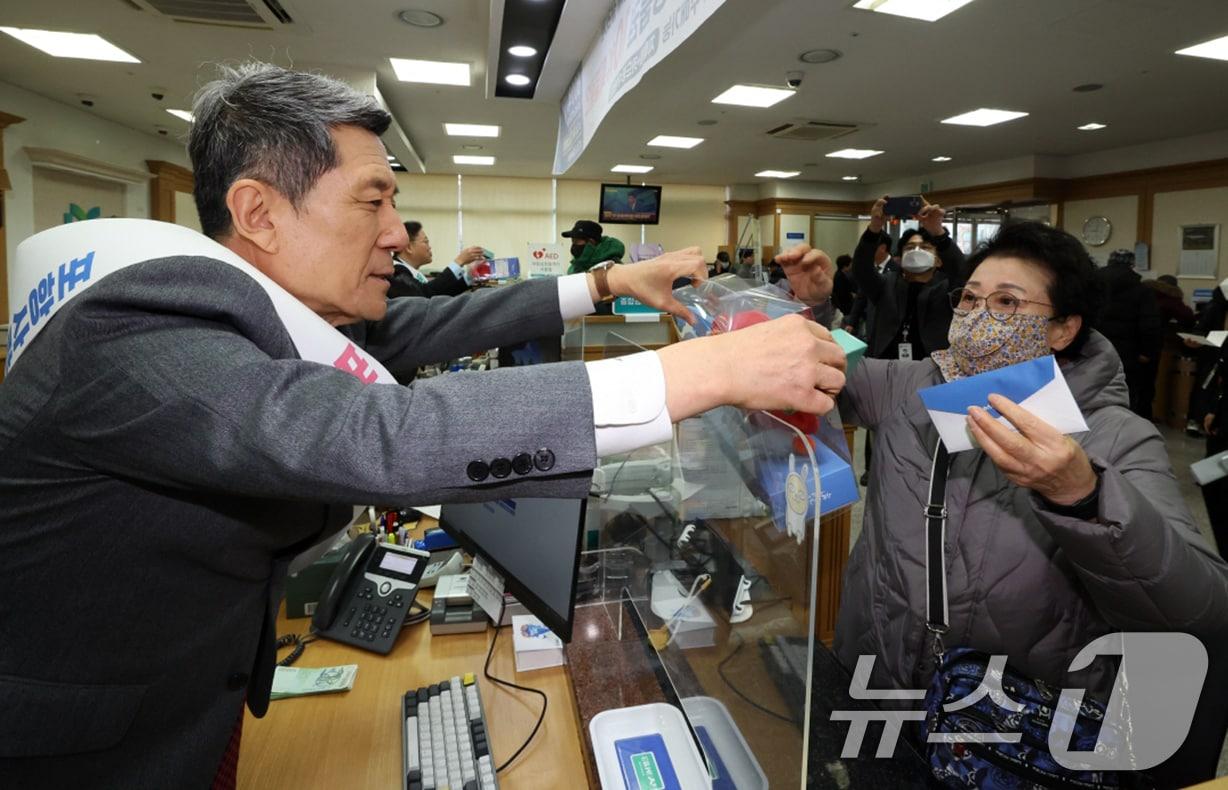 본문 이미지 - 지난해 1월 이강덕 경북 포항시장이  iM뱅크 포항영업부에서 열린 포항사랑상품권 판매 행사에서 상품권을 판매하고 있는 모습. (뉴스1 자료, 재퍈매 및 DB금지) 2026.1.16/뉴스1 ⓒ News1 최창호 기자