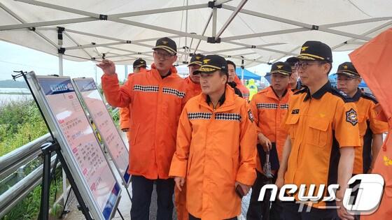 본문 이미지 - 서정일 전 청주서부소방서장&#40;왼쪽&#41;이 지난해 7월 15일 참사 현장을 찾은 남화영 당시 소방청장&#40;가운데&#41;에게 참사 경위를 설명하고 있다. &#40;소방청 제공&#41;/뉴스1