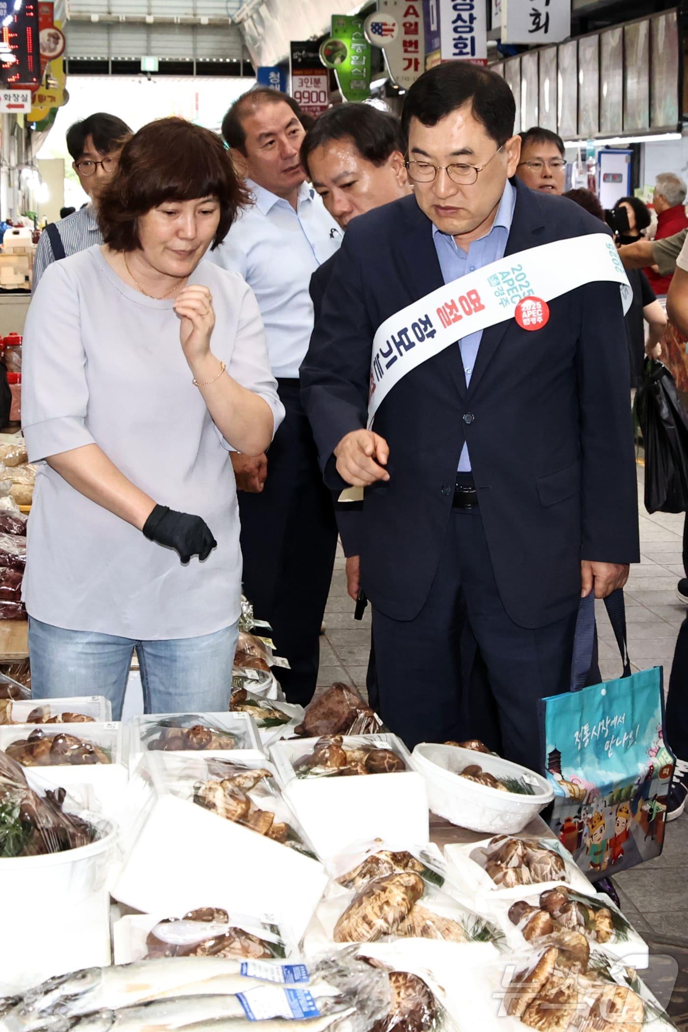 본문 이미지 -  경주시가 설을 맞아 농축산물 소비 촉진을 위해 경주몰과 경주농특산물판매장에서 최대 20% 할인 행사를 진행한다. 사진은 지난해 추석을 앞두고 전통시장에서 장을 보고 있는 주낙영 경주시장. (경주시 제공) 2025.1.14/뉴스1