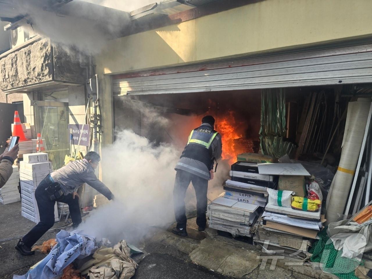 본문 이미지 - 강원경찰청 기동순찰대, 춘천 퇴계동 화재 진압.&#40;강원청 제공&#41;
