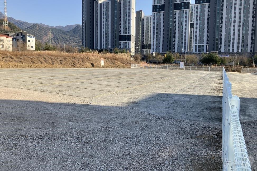 본문 이미지 - 대구 달성군 유가읍 테크노초교 인근에 설치된 공한지 주차장(대구 달성군 제공)