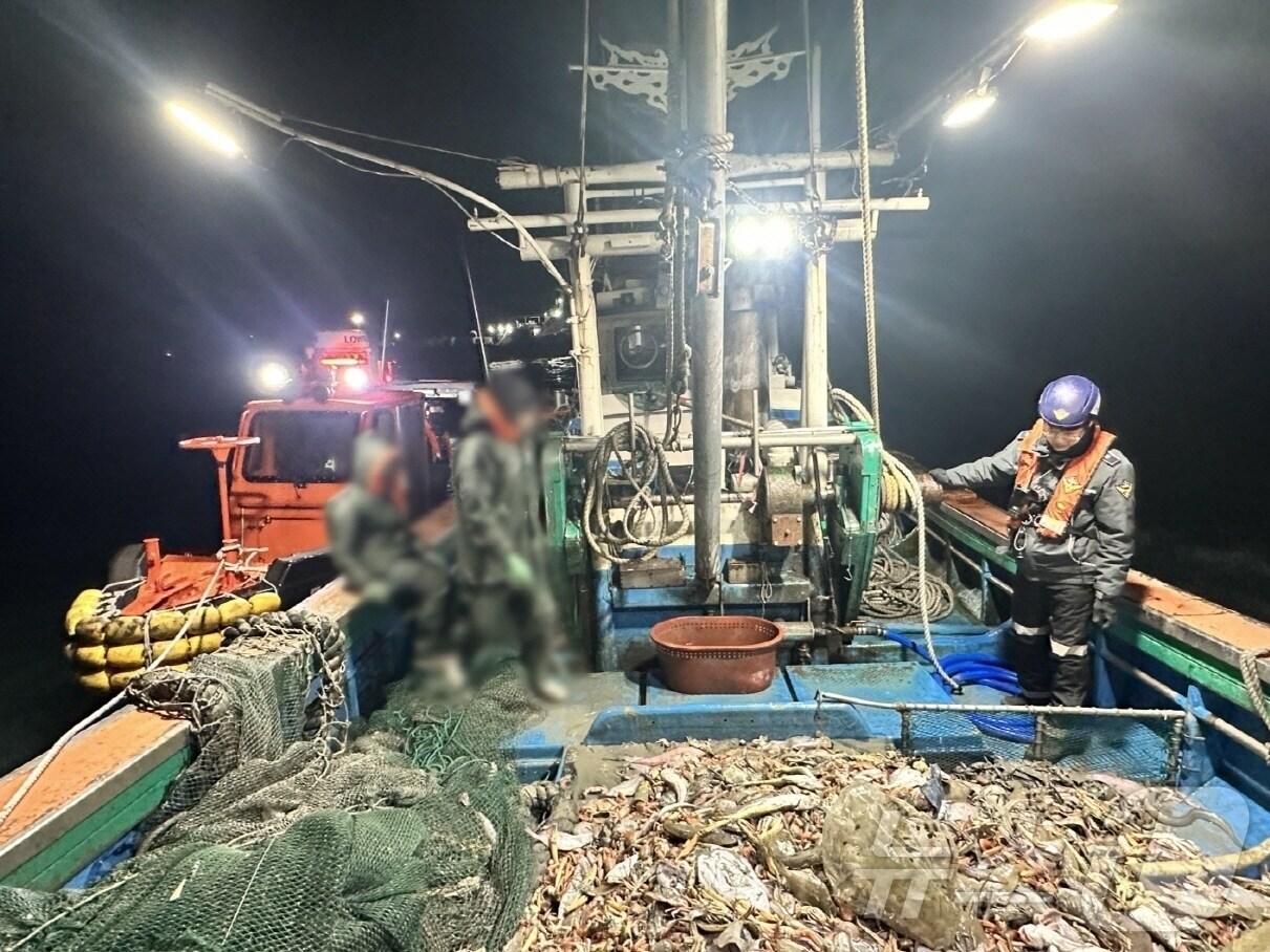 본문 이미지 - 13일 오후 9시쯤 전남 여수시 남면 해상에서 해경이 불법 조업 중인 새우조망어선을 검문검색하고 있다.(여수해경 제공)2025.1.14/뉴스1