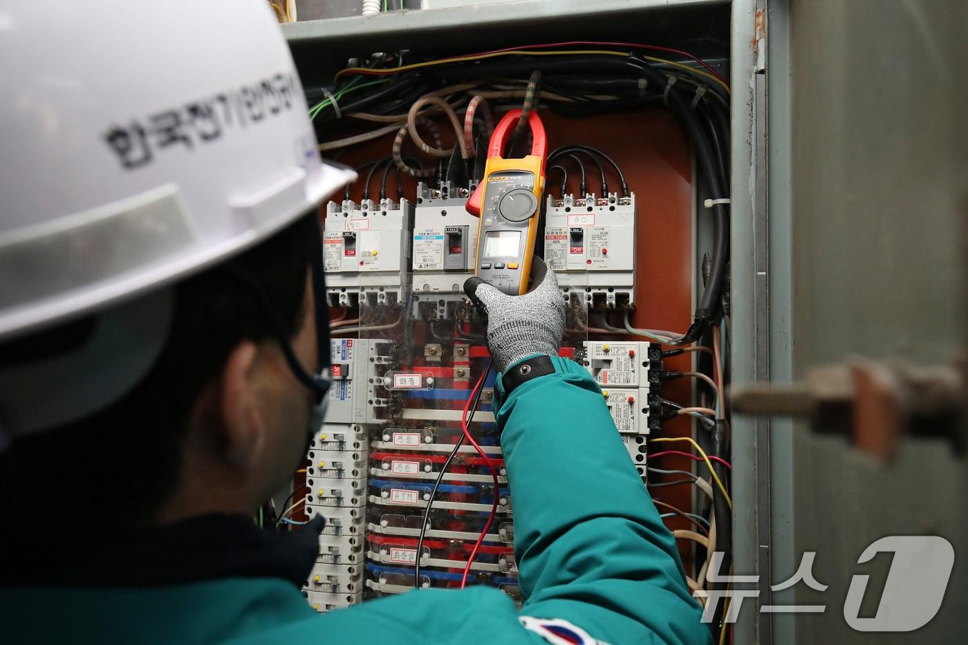 14일 오후 대구 북구 노원동 서대구고속버스터미널에서 소방, 한국전기안전공사, 북구청 등 관계 기관이 참여하는 다중이용시설 합동 안전점검이 진행되고 있다. 2025.1.14/뉴스1 ⓒ News1 공정식 기자