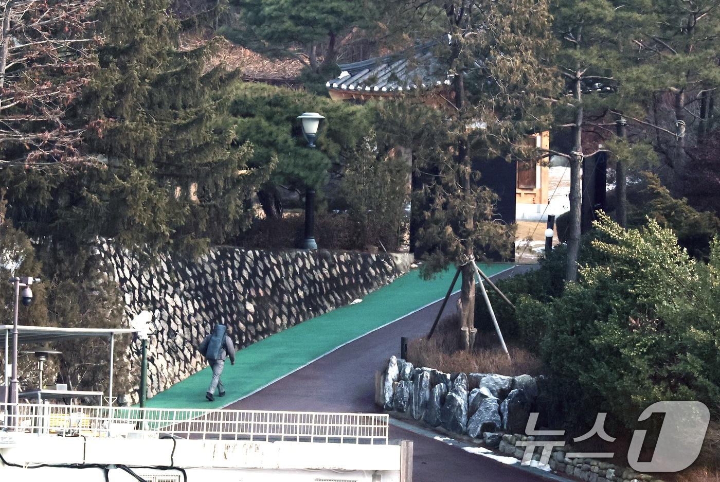 공수처와 경찰의 윤석열 대통령 2차 체포영장 집행 시도가 임박한 가운데 14일 서울 용산구 한남동 대통령 관저에서 소총 가방으로 추정되는 배낭을 멘 경호처 요원이 이동하고 있다. 2025.1.14/뉴스1 ⓒ News1 오대일 기자