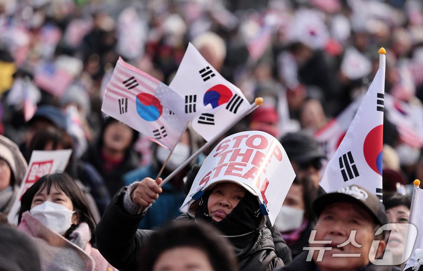 본문 이미지 - 공수처와 경찰의 윤석열 대통령 2차 체포영장 집행 시도가 임박한 가운데 14일 서울 용산구 한남동 대통령 관저 인근에서 윤석열 대통령 지지자들이 탄핵 반대 집회를 하고 있다. 2025.1.14/뉴스1 ⓒ News1 김성진 기자