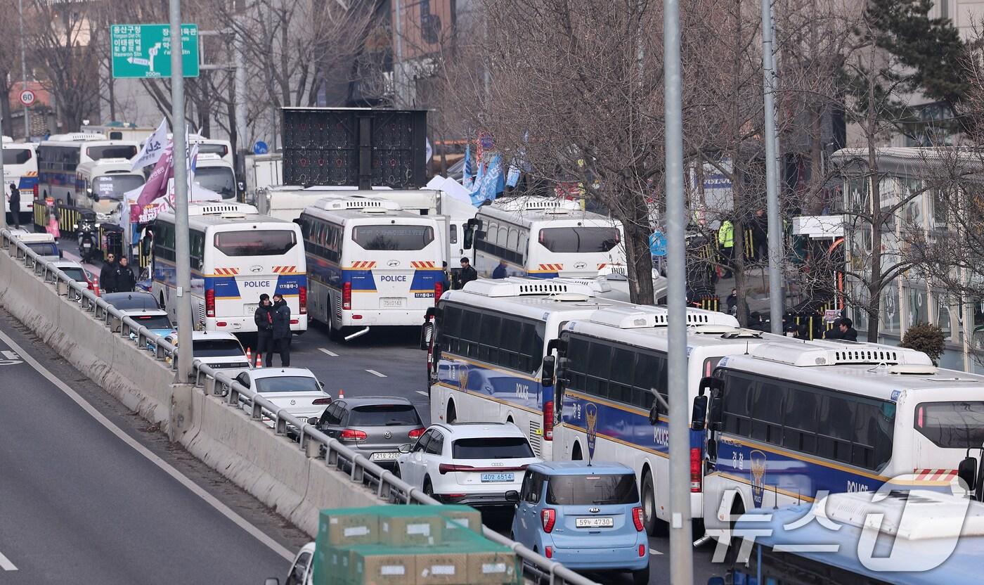 공수처와 경찰의 윤석열 대통령 2차 체포영장 집행 시도가 임박한 가운데 14일 서울 용산구 한남동 대통령 관저 앞에 경찰 버스가 대기하고 있다. 2025.1.14/뉴스1 ⓒ News1 김성진 기자