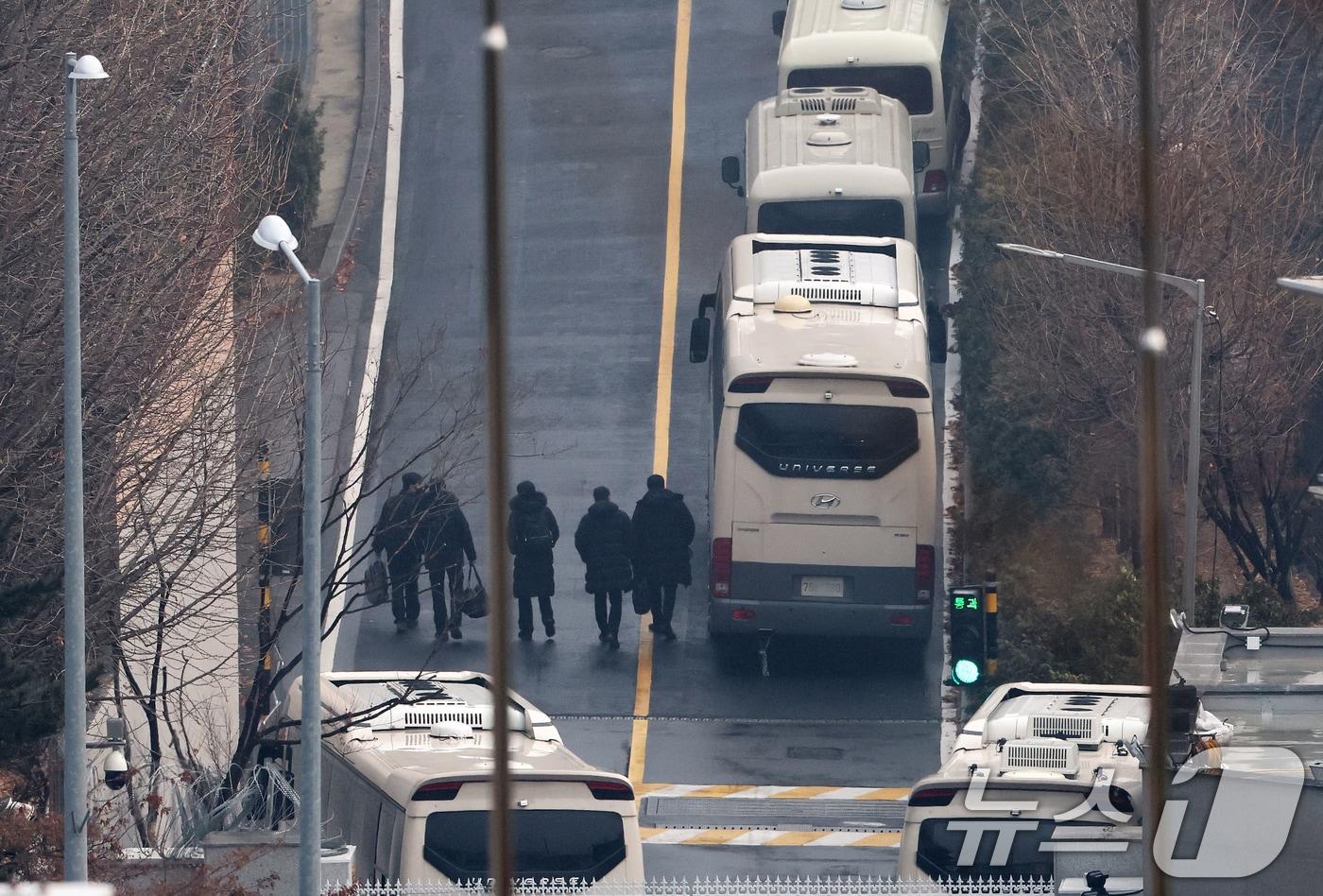 공수처와 경찰의 윤석열 대통령 2차 체포영장 집행 시도가 임박한 가운데 14일 서울 용산구 한남동 대통령 관저 정문 앞에서 경호처 관계자들이 이동하고 있다. 2025.1.14/뉴스1 ⓒ News1 오대일 기자