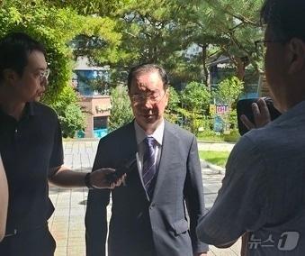 본문 이미지 - 하영제 전 국회의원이 지난해 8월29일 자신의 정치자금법 위반 등 혐의 선고 공판에 출석하기 위해 창원지방법원 진주지원에 들어서고 있다. 2024.8.29/뉴스1 한송학기자